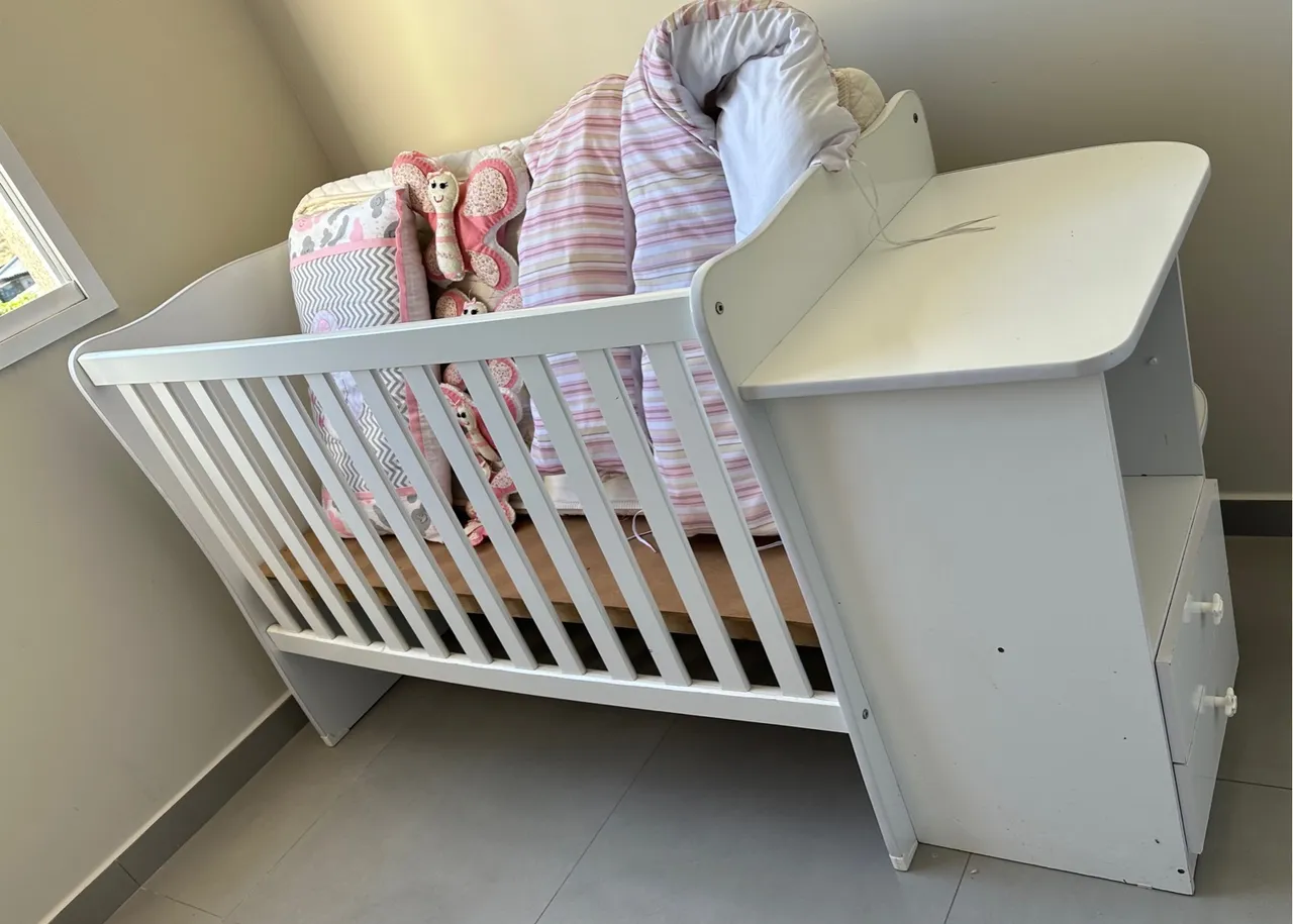 Berço branco com cômoda acoplada