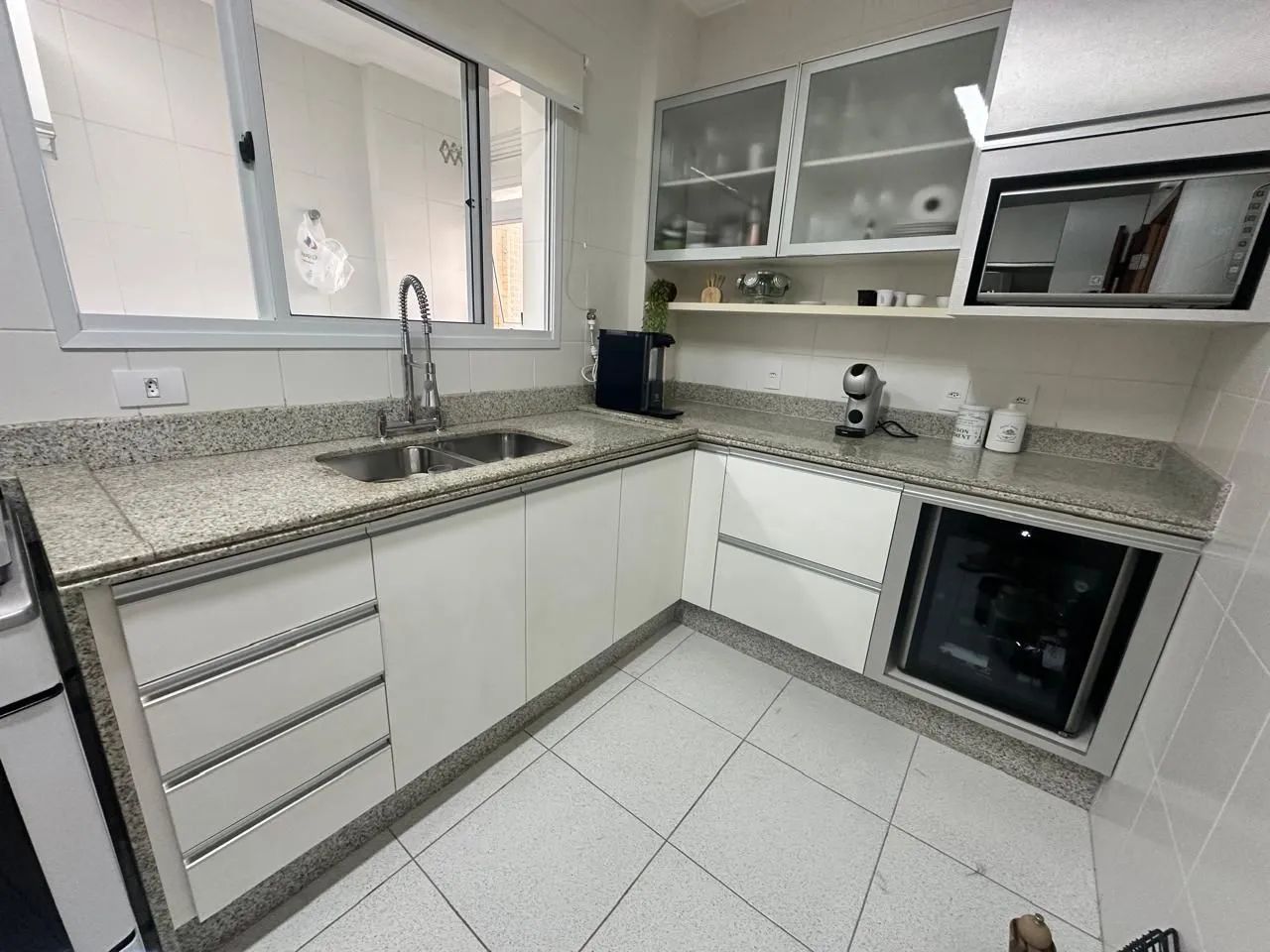 Pia cuba dupla e bancada de granito Itaúnas 