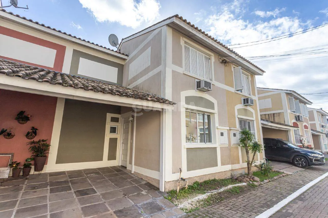 Casa em condomínio no bairro Humaitá.
