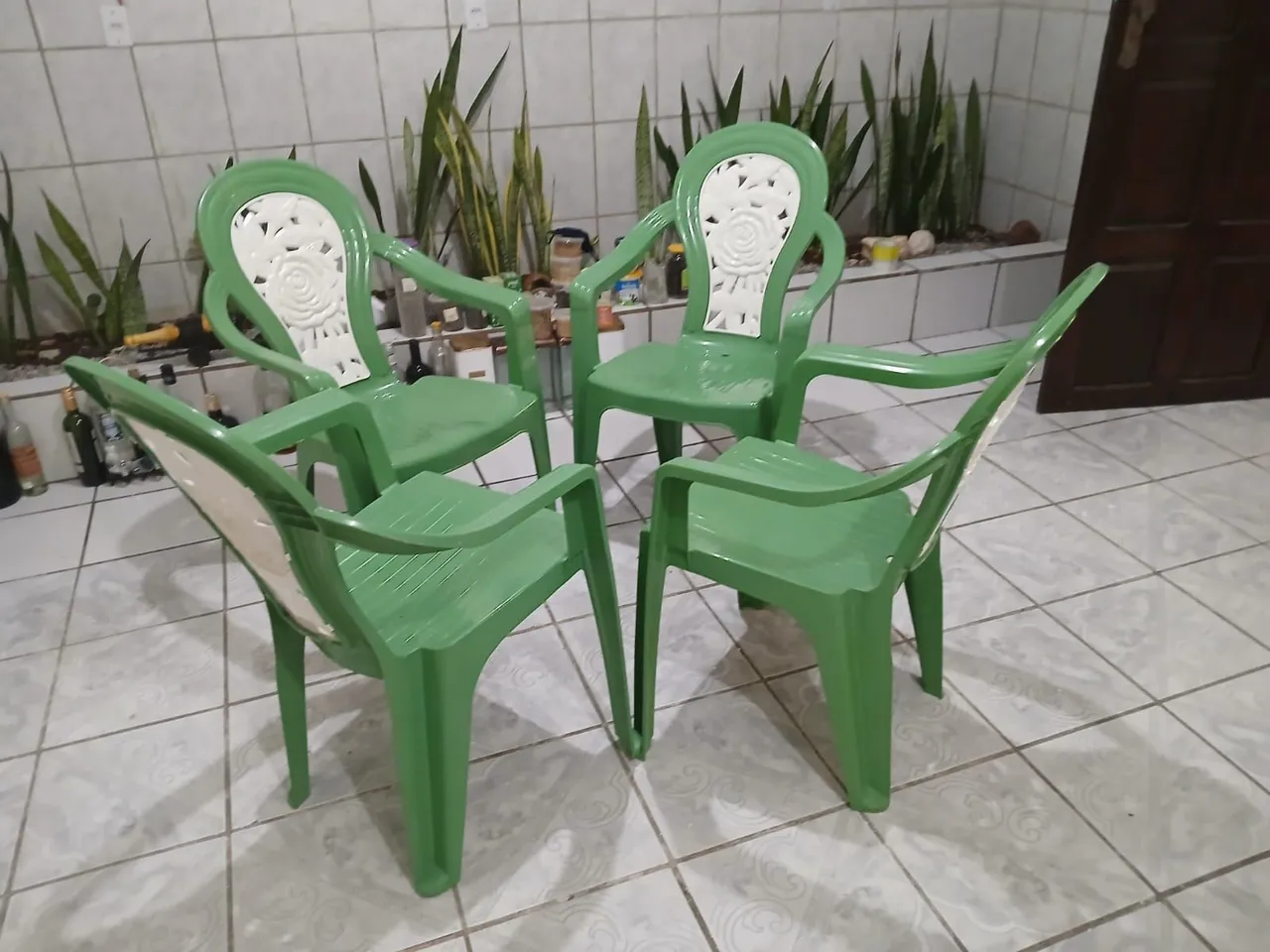 4 Cadeiras Plasticas Confortáveis e Charmosas