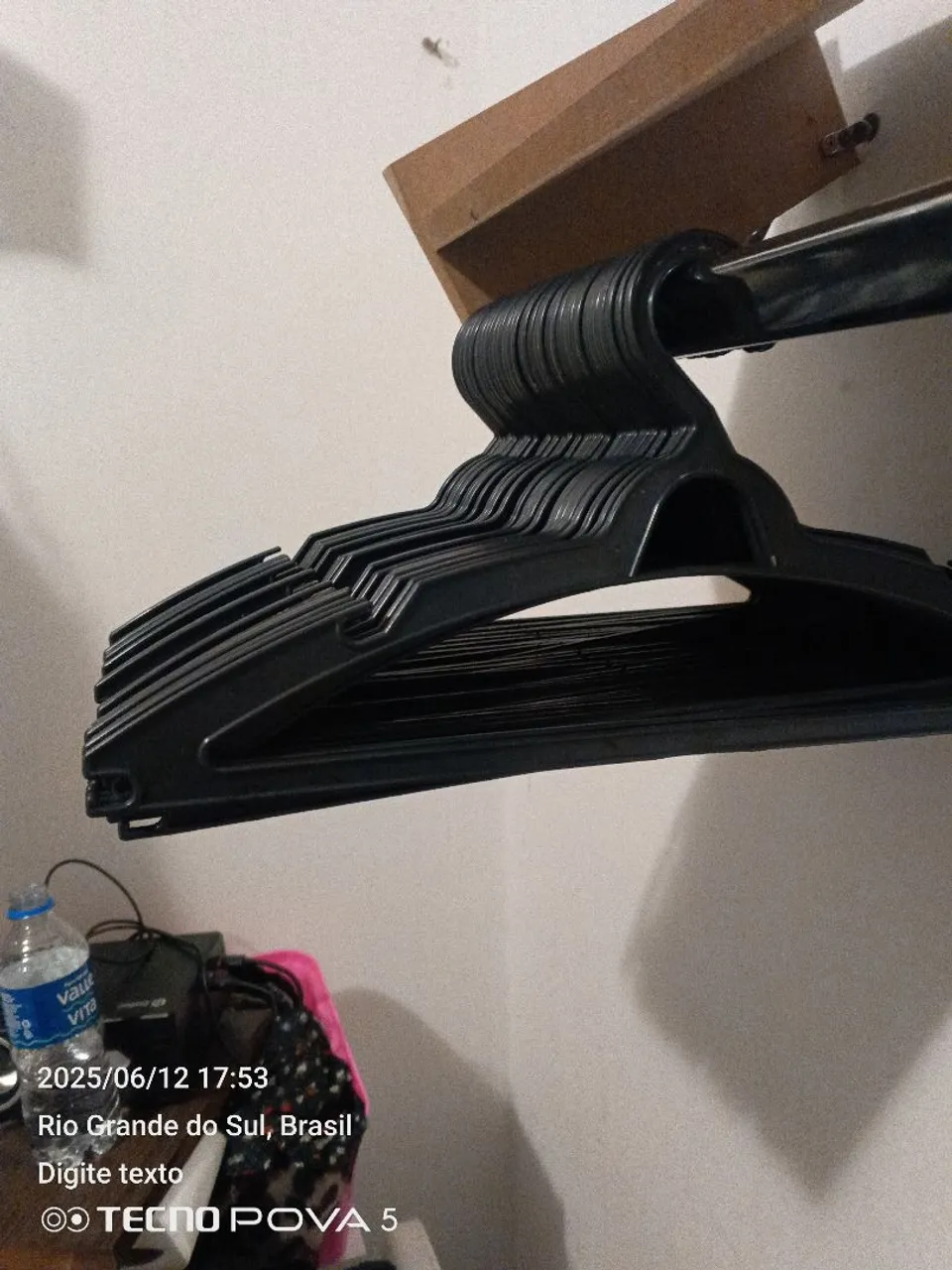 Cabides de Plástico Preto - Organização e Praticidade