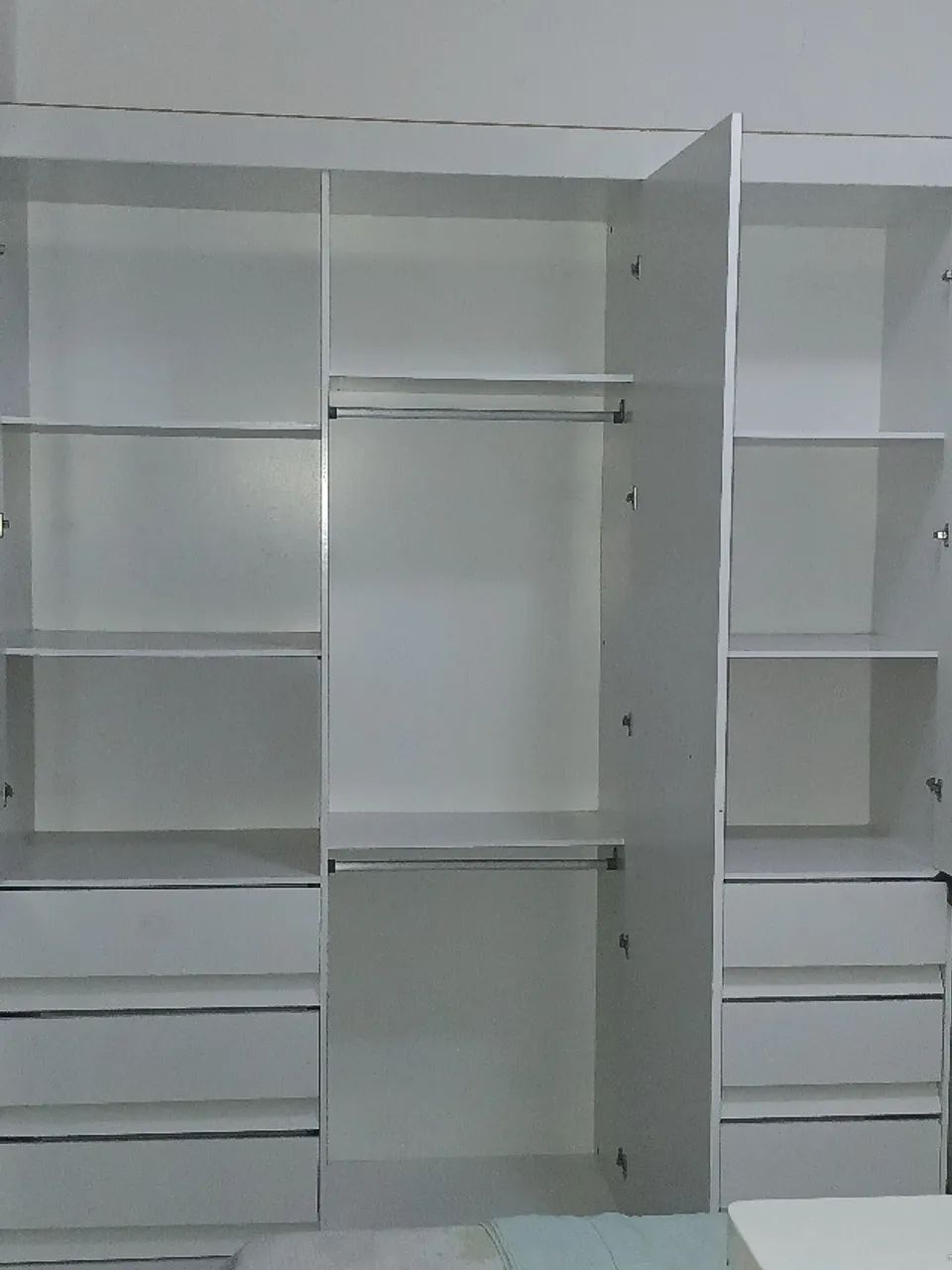 Guarda-roupa de casal com espelho 3 portas 6 gavetas - Foto 2