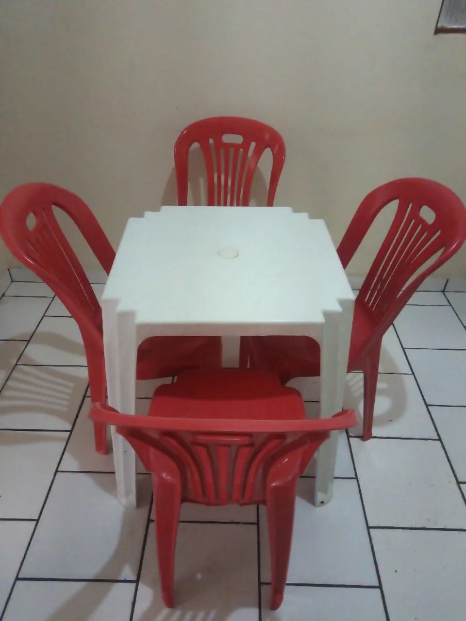 2 mesas e 4 cadeiras