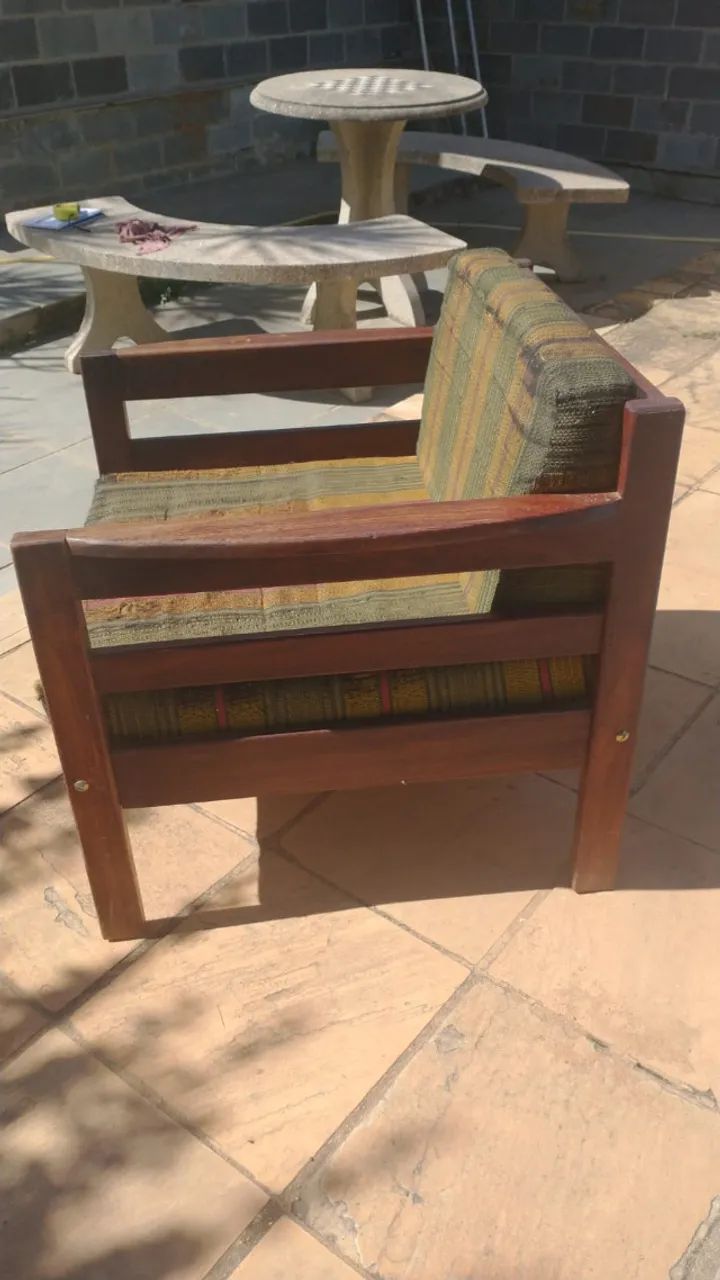 POLTRONA USADA EM MADEIRA SUCUPIRA - Foto 2