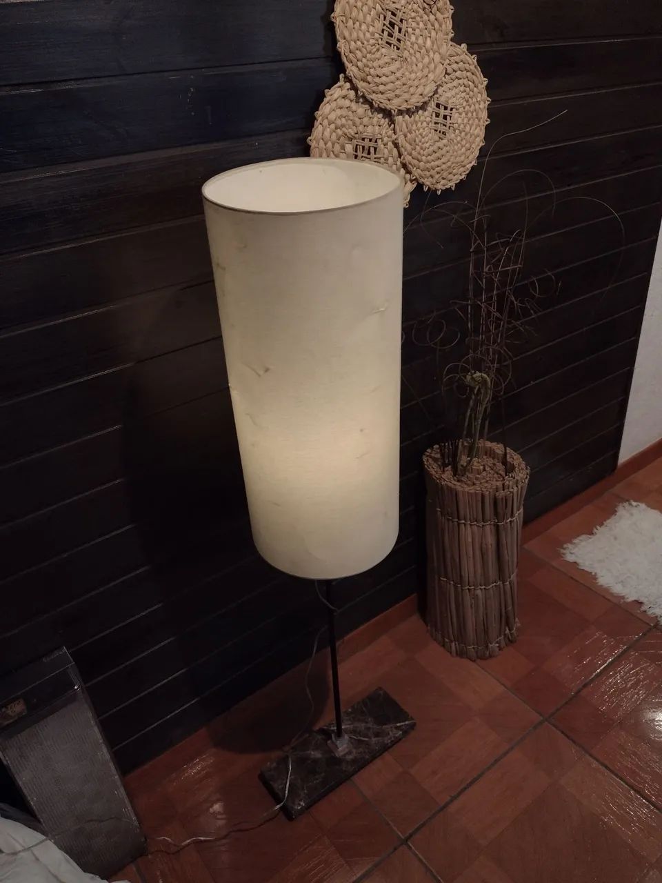 Luminária de chão com abajur com suporte de mármore muito lindo 