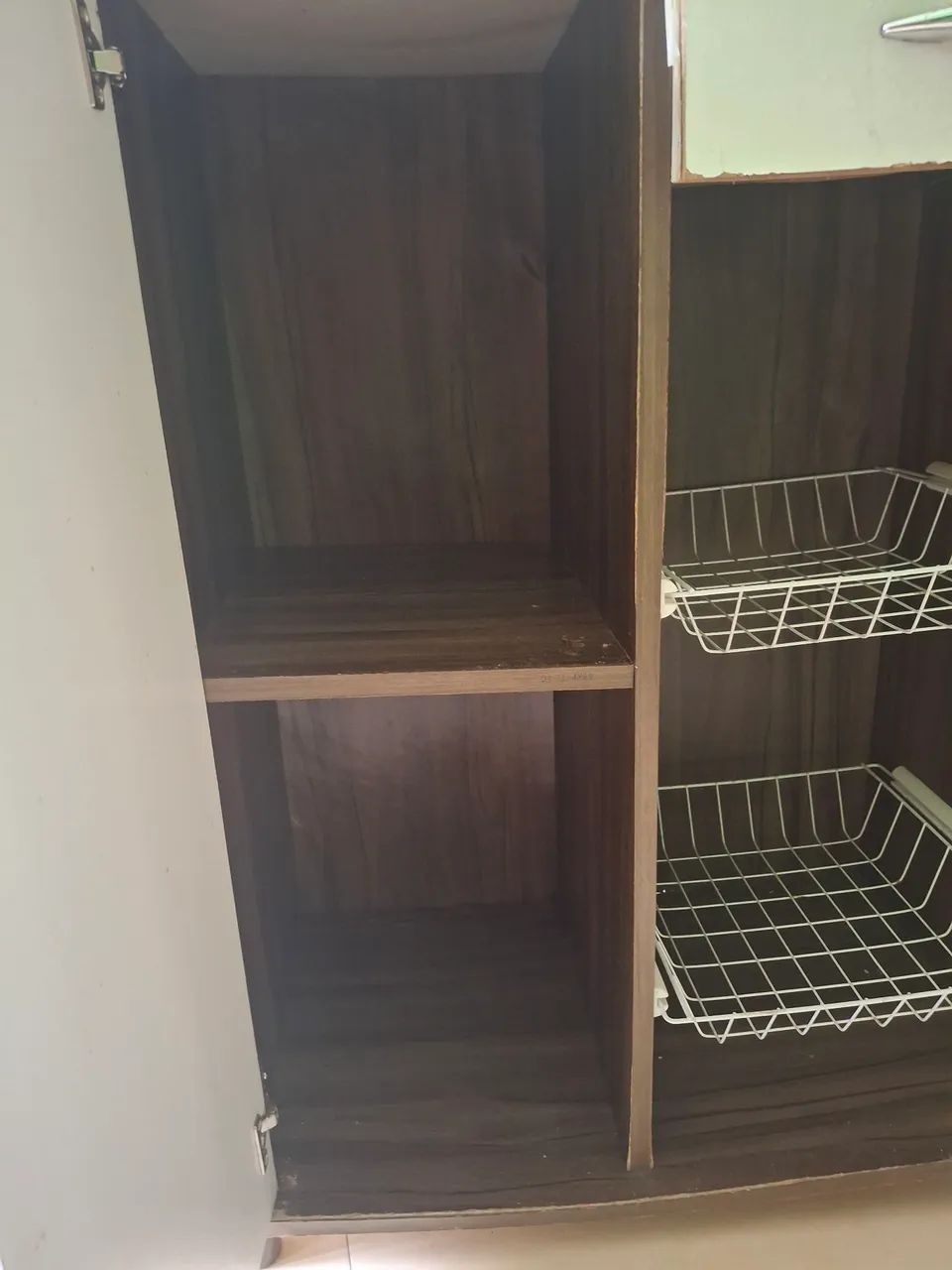 Armário de cozinha com prateleiras e cestos