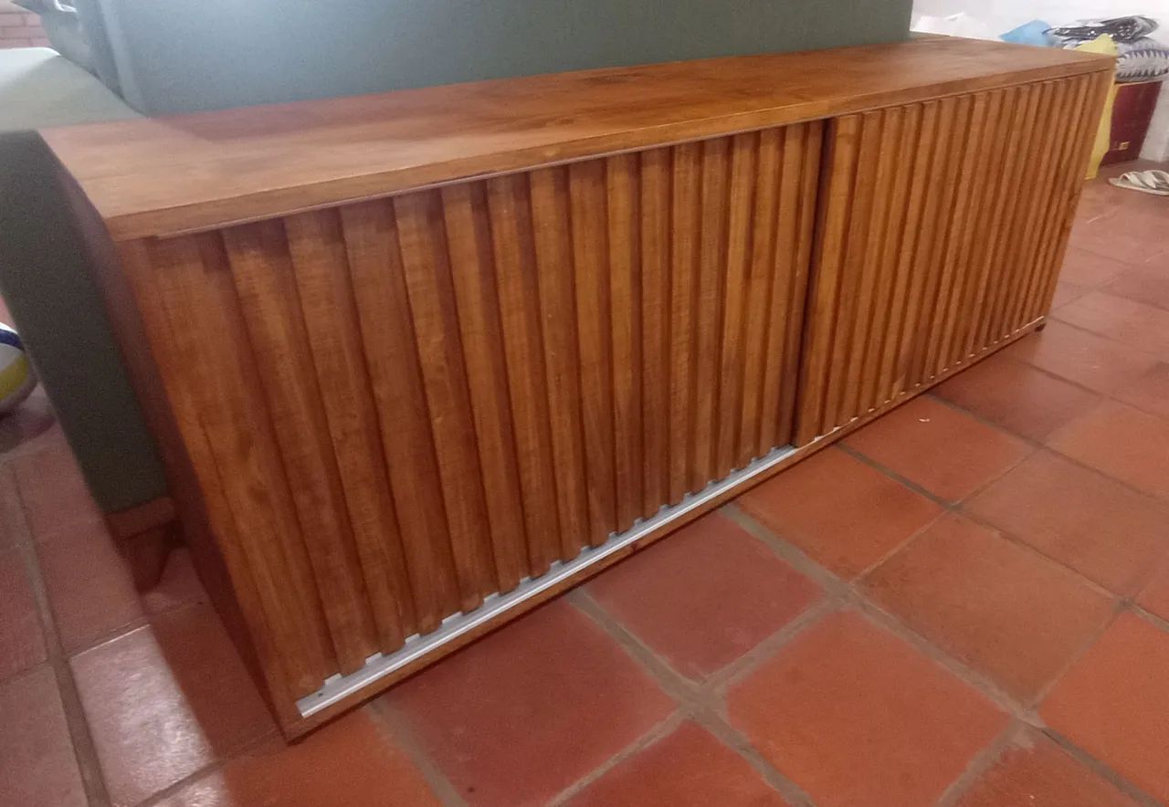 Rack de madeira com portas deslizantes