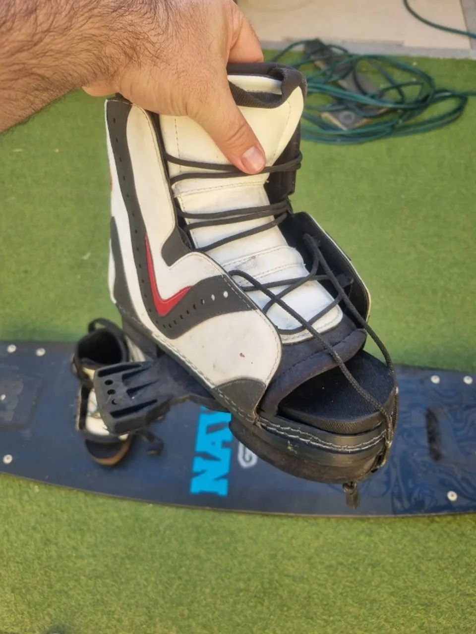 PRANCHA DE KITESURF / WAKEBOARD COM BOTAS - NAVIS 138 - OPORTUNIDADE! - Foto 3