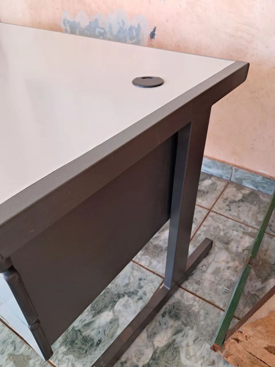 Mesa de escritório com gavetas - Foto 4