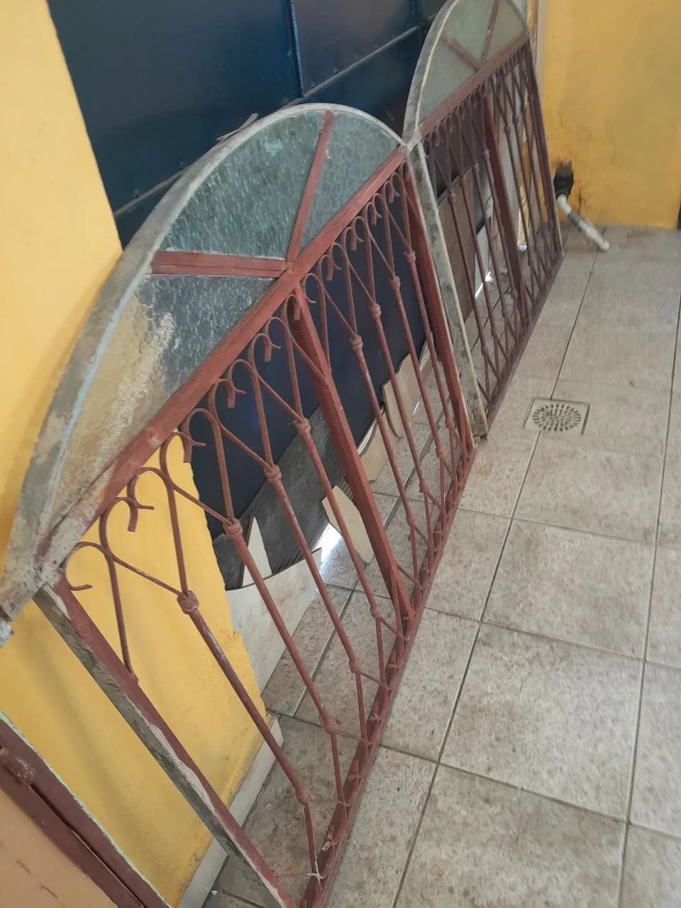 Janela em ferro com vidro - Ótimas para segurança!