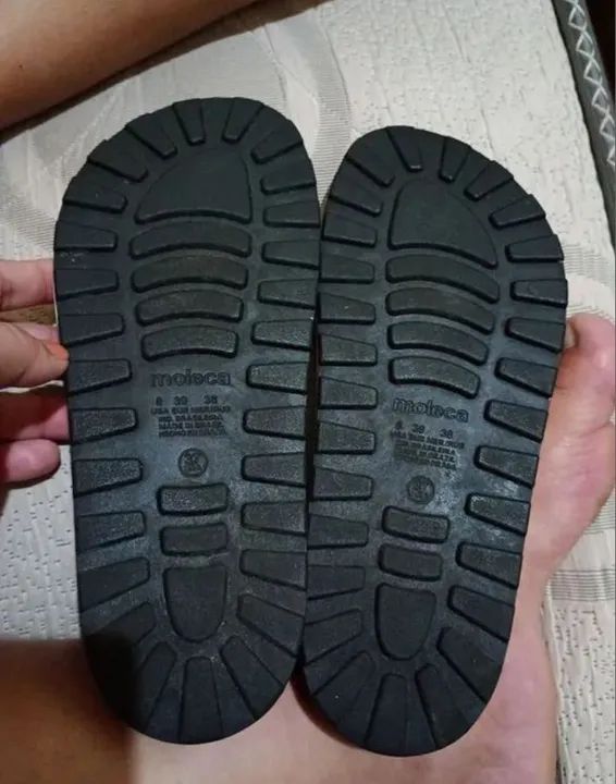 Sandálias brancas com fivela moleca - Foto 2