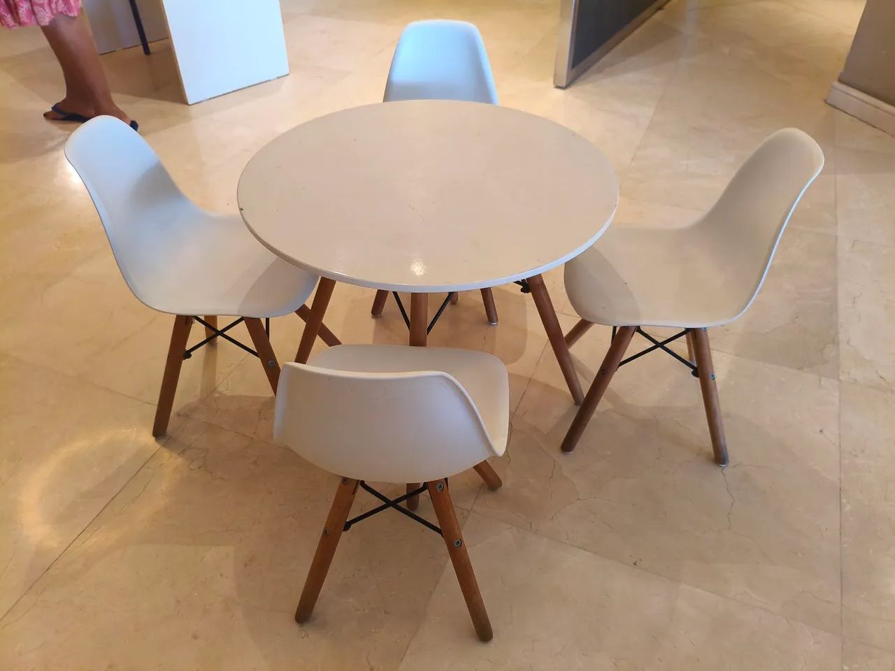 Mesa de criança com 4 cadeiras.