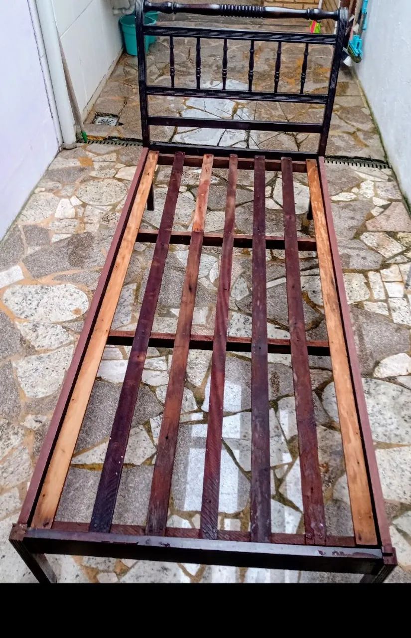 Cama Marquesa de madeira com design clássico com cabeceira  - Foto 4