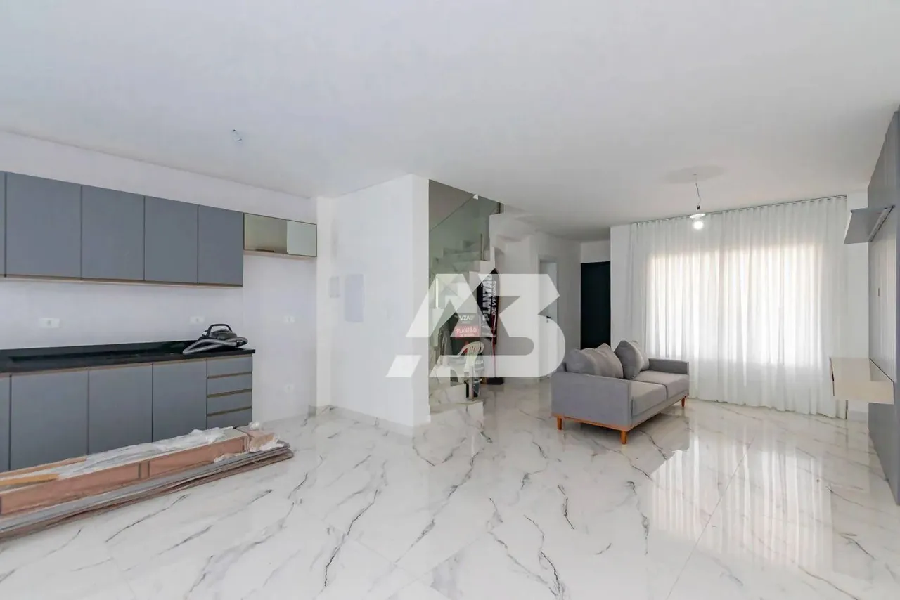 Sobrado com 3 suítes para locação no Xaxim - Curitiba/PR - R$ 5.500,00