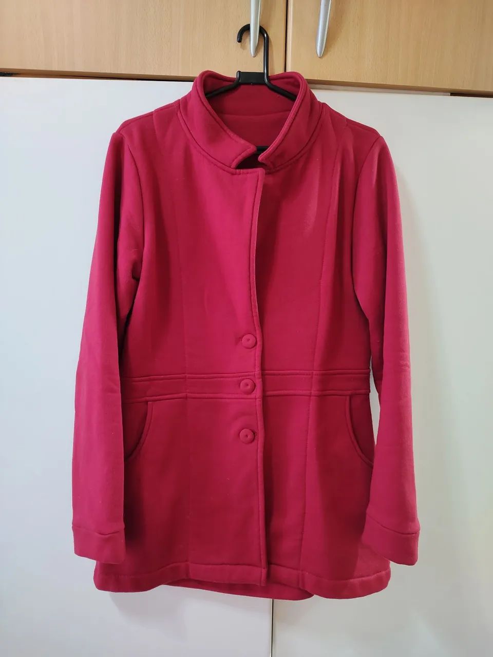 Casaco feminino vermelho com botões