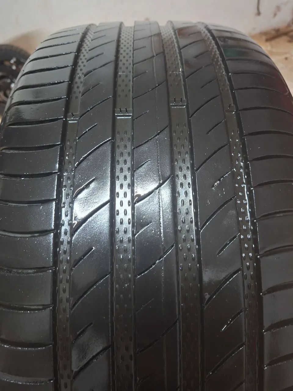 Pneu 245/40ZR21 Delinte 