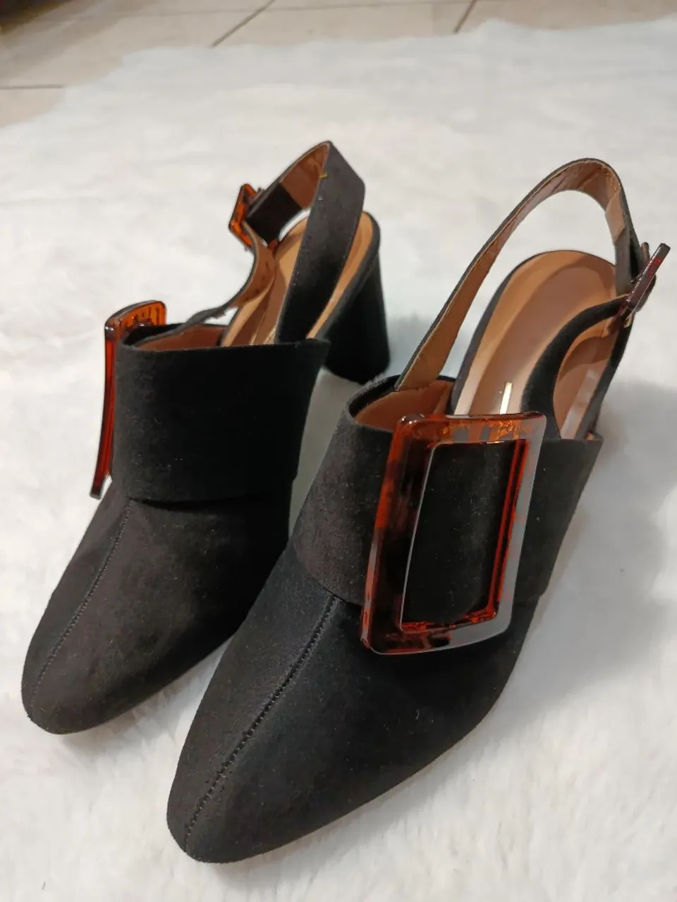 Sandália Slingback com Fivela Exclusiva
