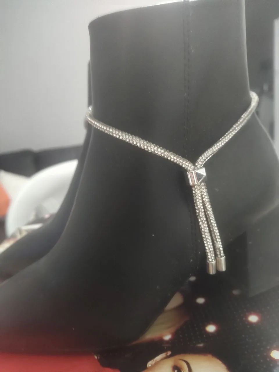 Bota Feminina Preta com Detalhe em Strass - Foto 2