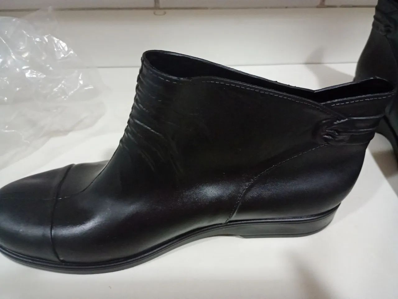 Botas femininas pretas com detalhe de laço - Foto 4