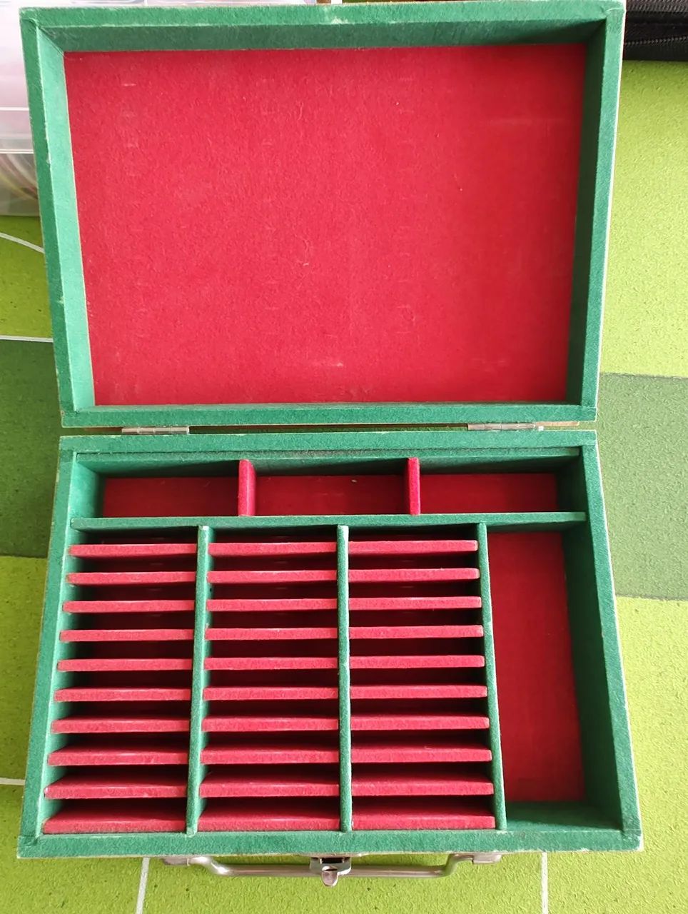 Case ou maleta para futebol de botão.