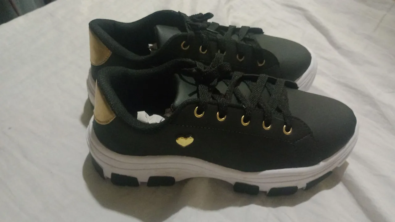 Tênis Feminino Preto com Detalhes Dourados