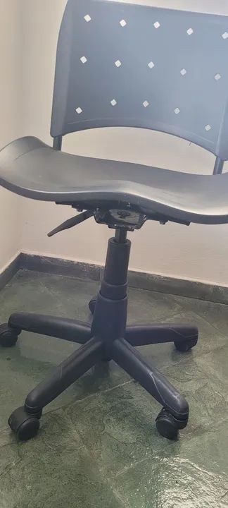  16 Cadeira de Escritório Giratória com Rodas - Foto 2