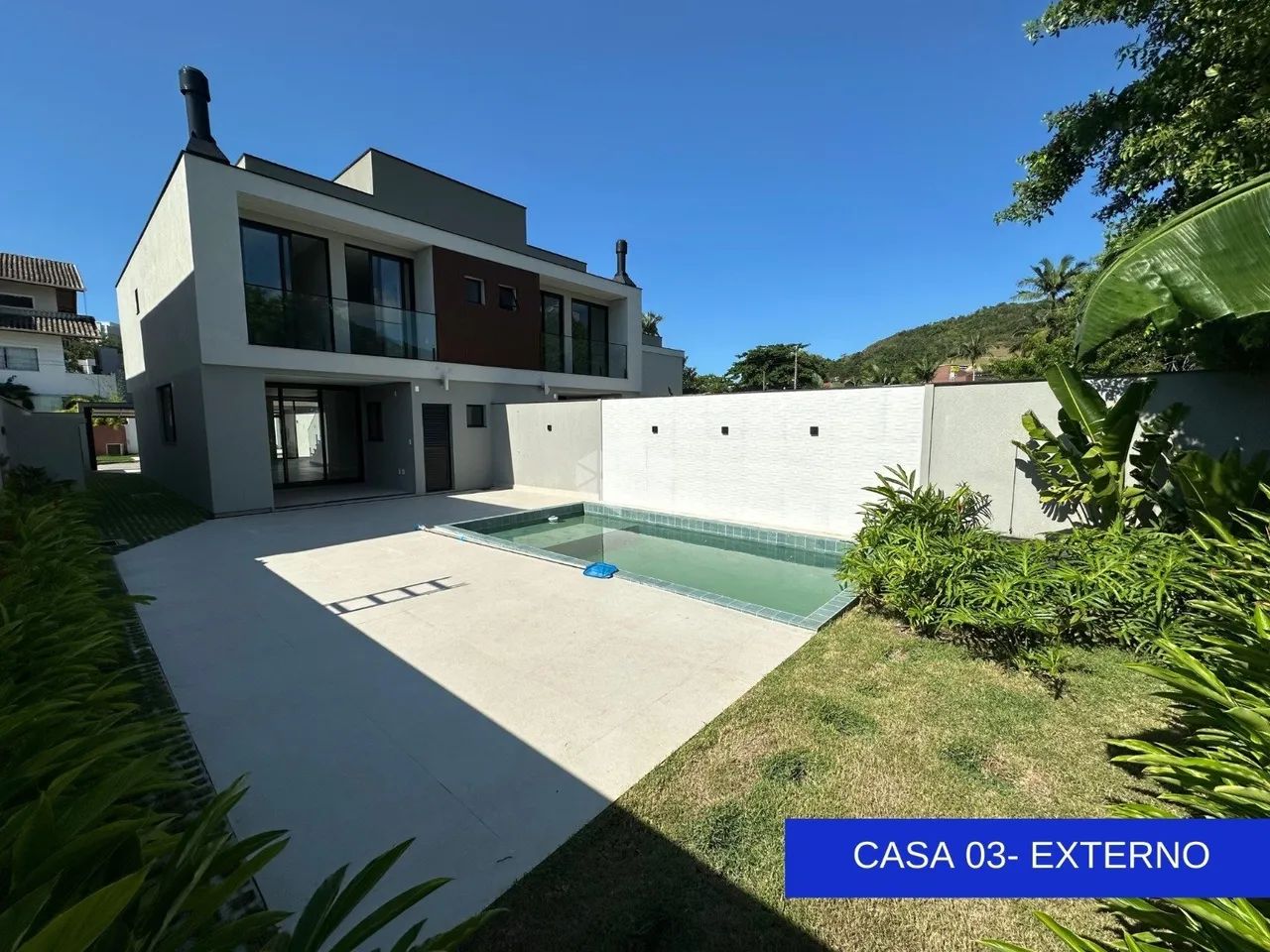 Casa próximo ao mar com 3 suítes com sacada em Porto belo.