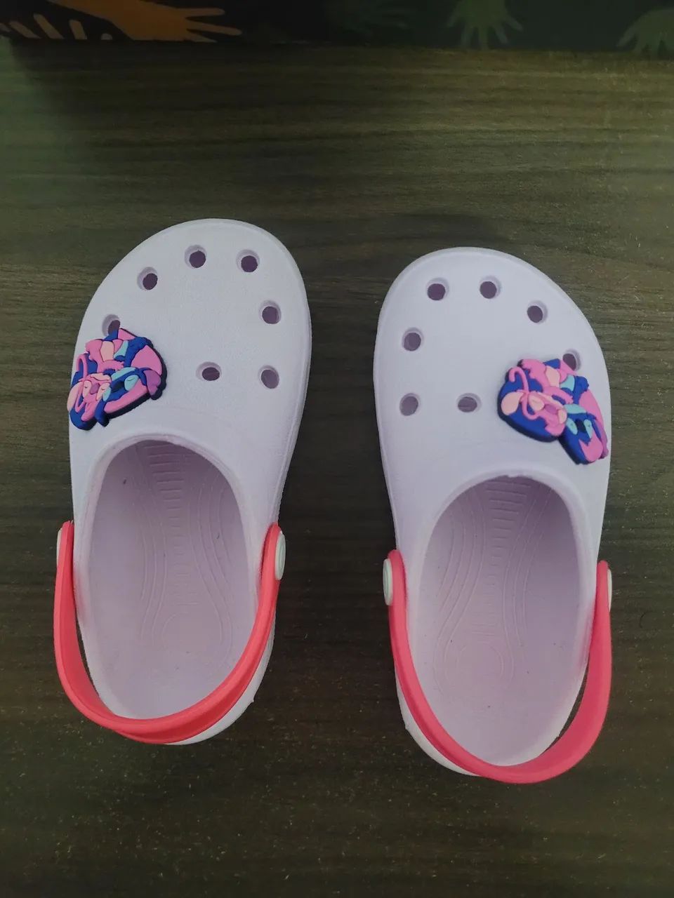 Sandálias Crocs infantis com aplique do Stitch - Foto 2