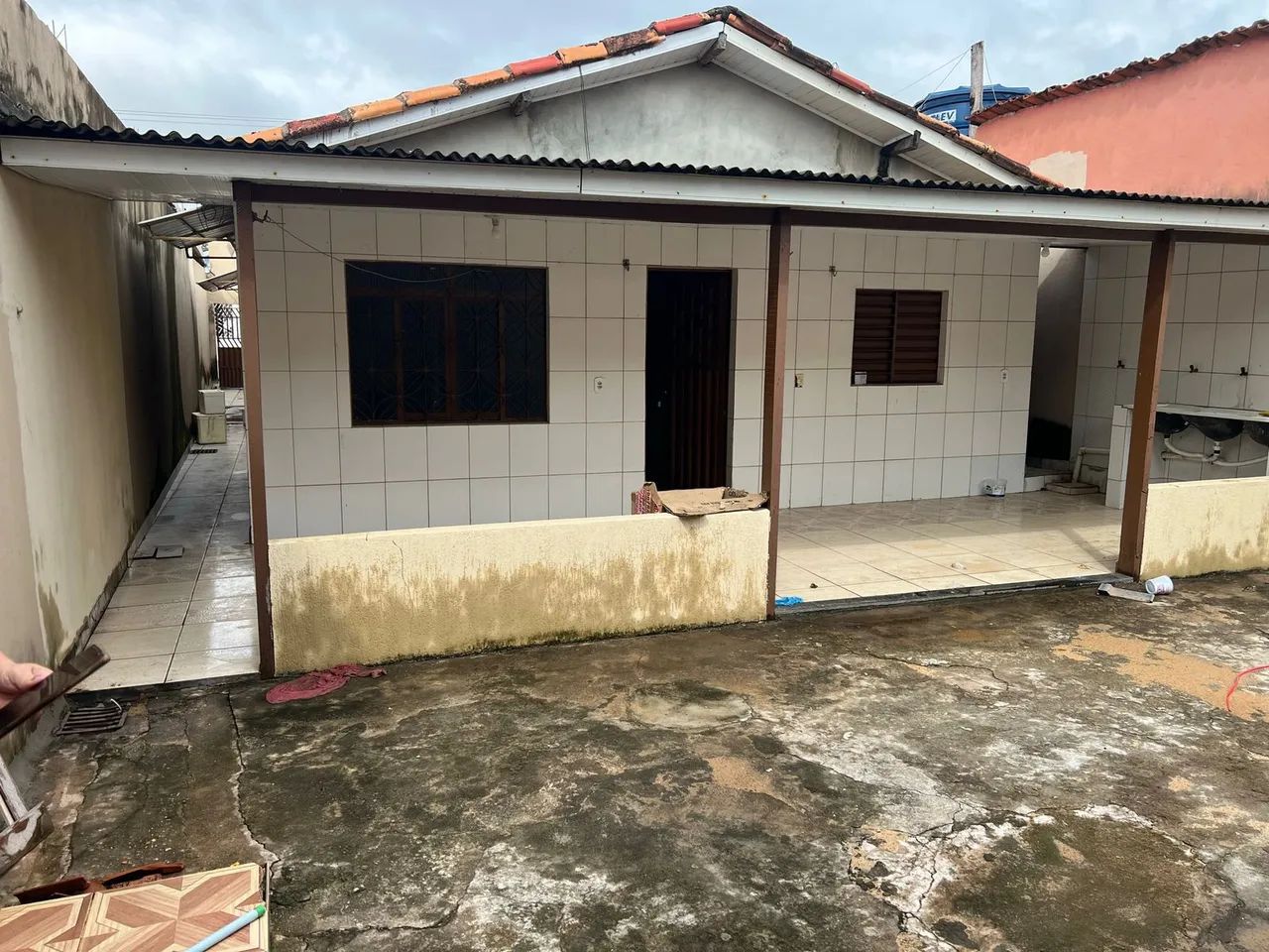 VENDO CASA COM PONTO COMERCIAL NA FRENTE  - Foto 2
