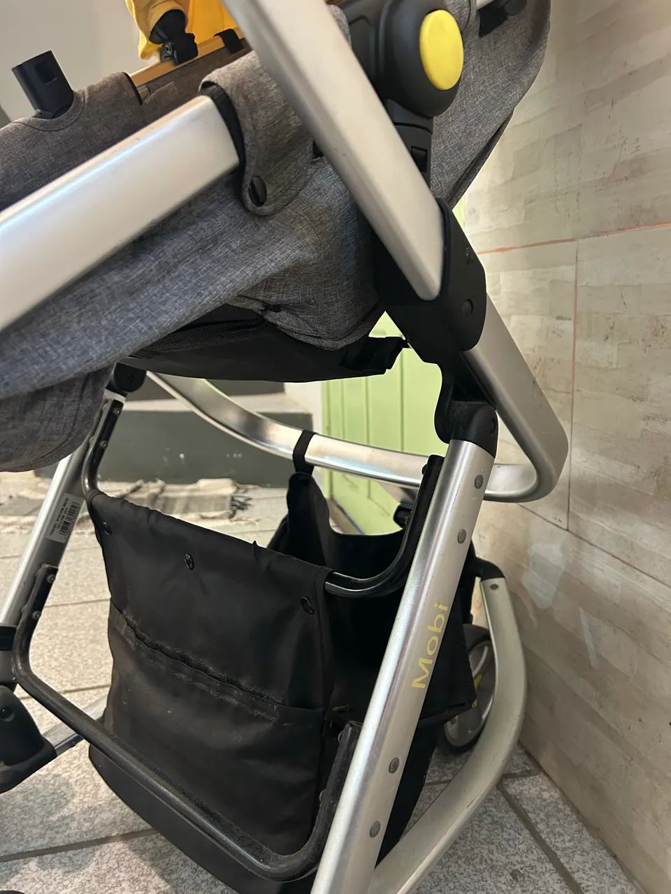 Carrinho de Bebê Safety 1st Mobi Cinza com Capota Amarela - Ótimo Estado - Foto 2