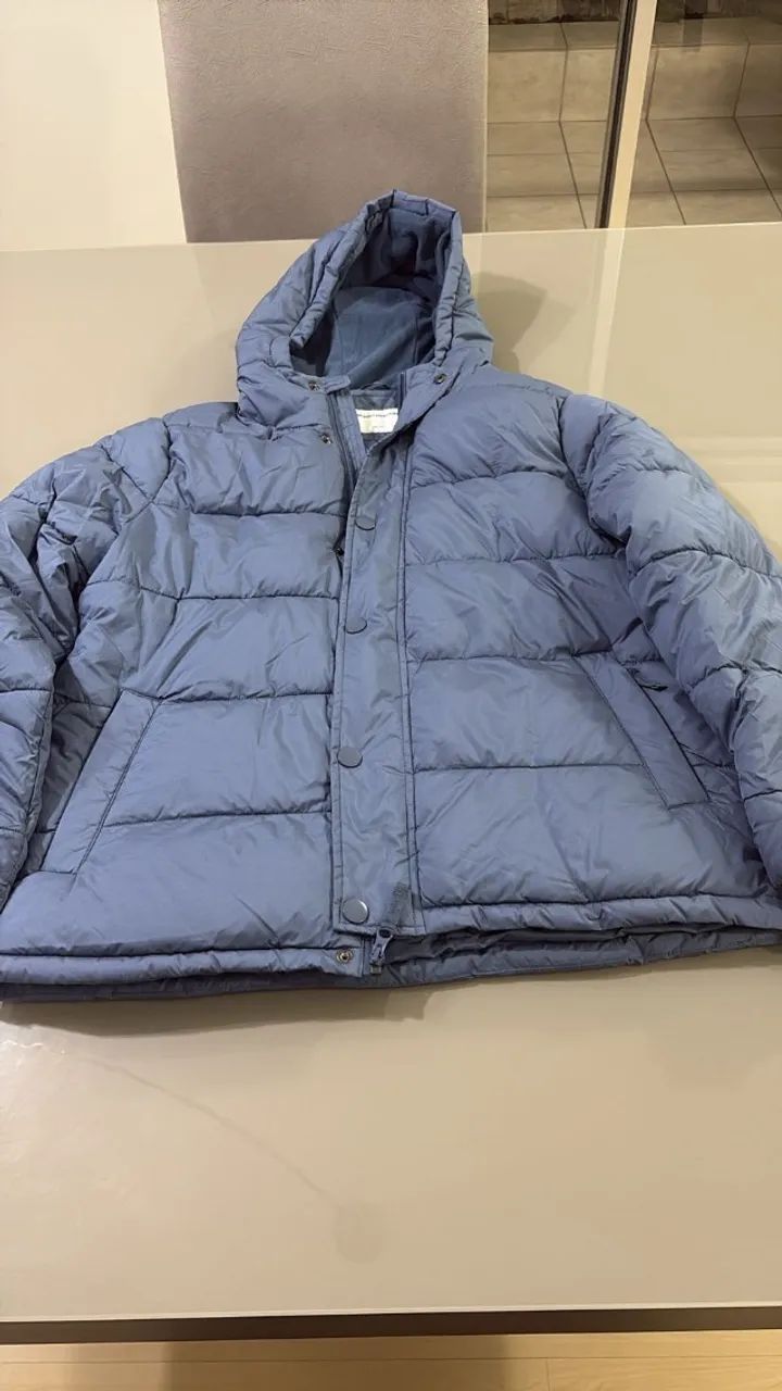 Jaqueta puffer azul com capuz - Foto 4