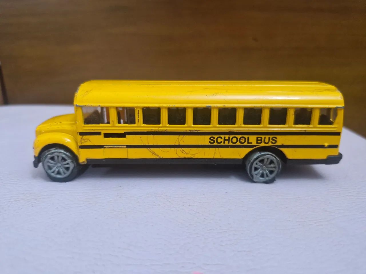 Miniatura ônibus escolar de metal