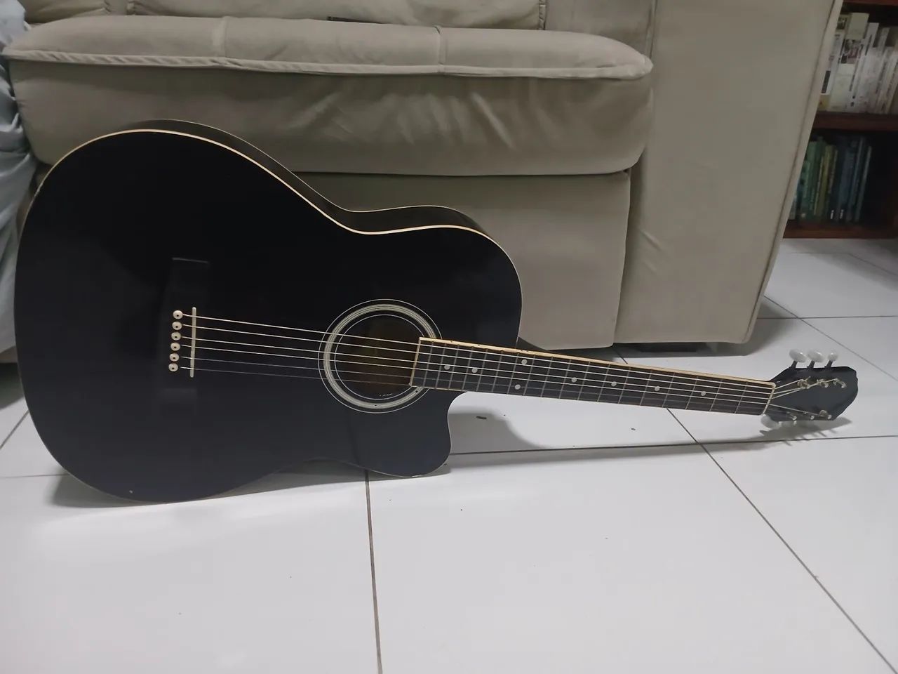 Violão preto com cordas de aço  - Foto 2