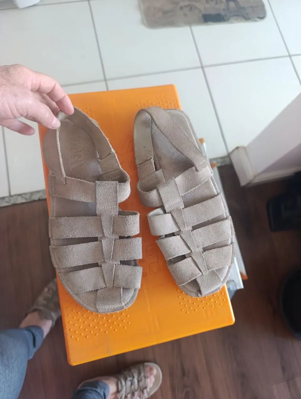 Sandália ZARA em couro 