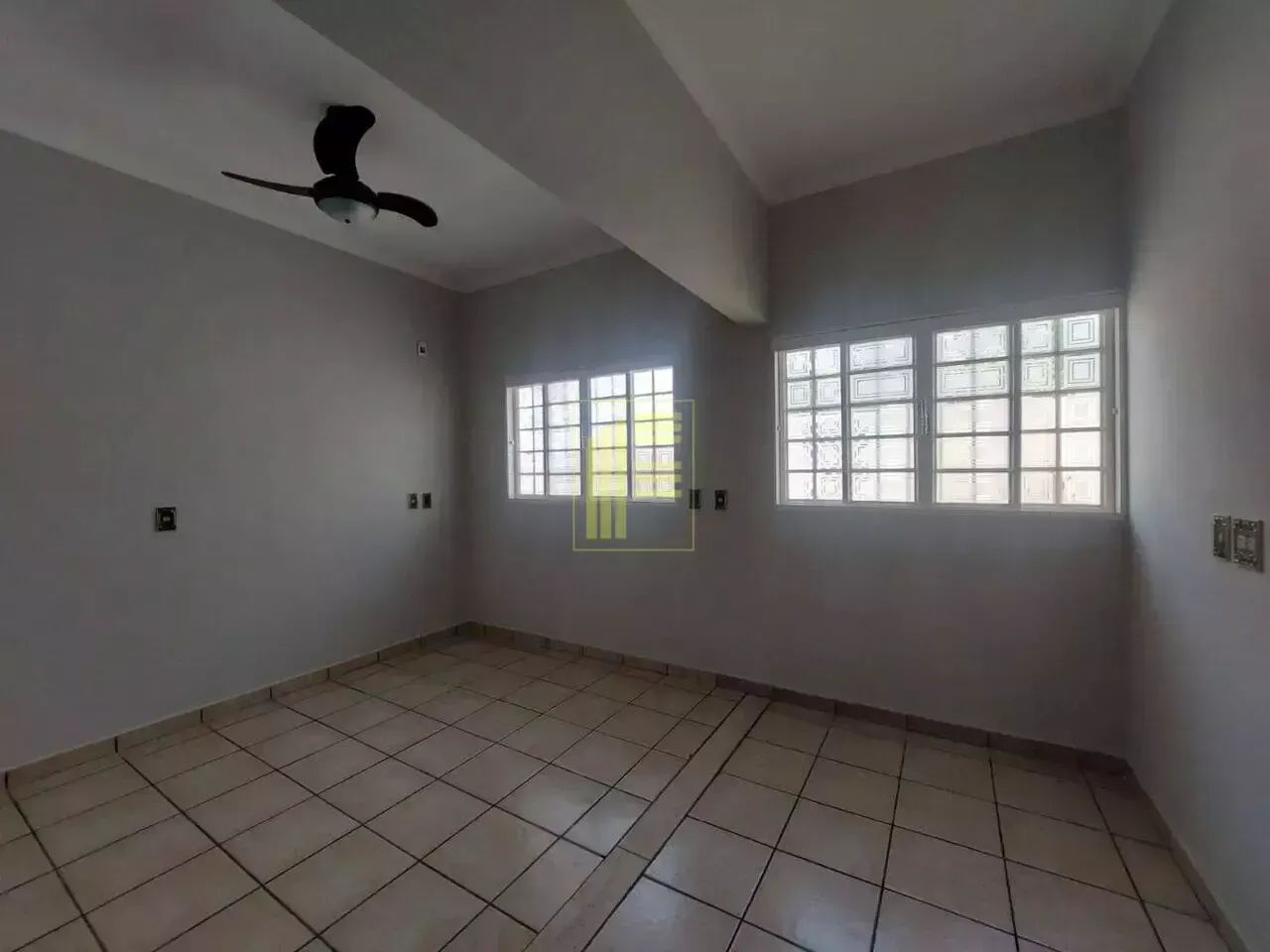 Casa térrea, reformada no bairro Aclimação, 03 suítes, 04 banheiros, piscina, quintal. Opo - Foto 3