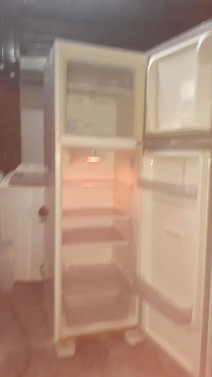 Geladeira Electroluxs em perfeito estado funciona perfeitamente  - Foto 3