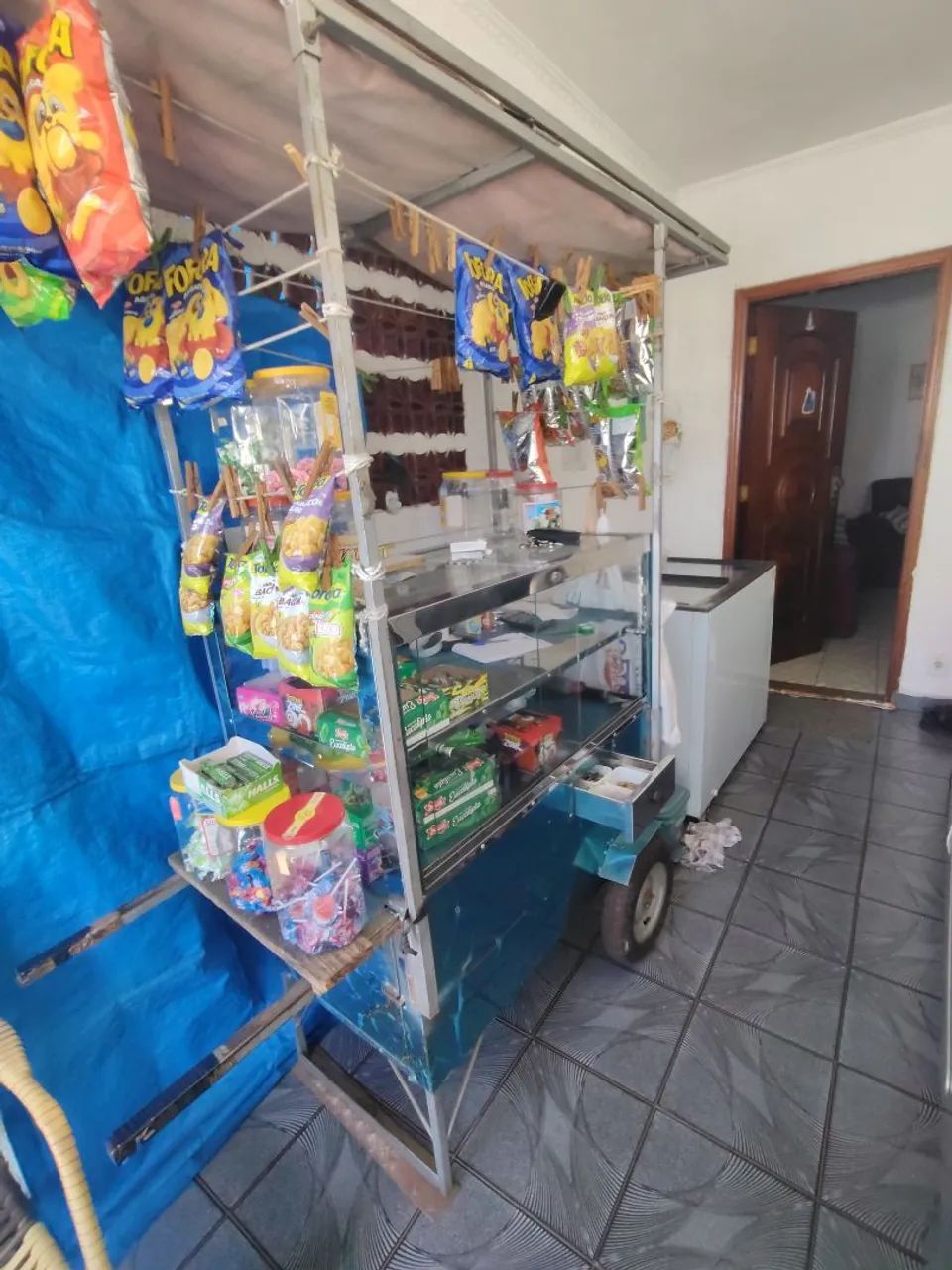 Carrinho Expositor de Doces e Salgados com Vitrine de Vidro - Foto 3