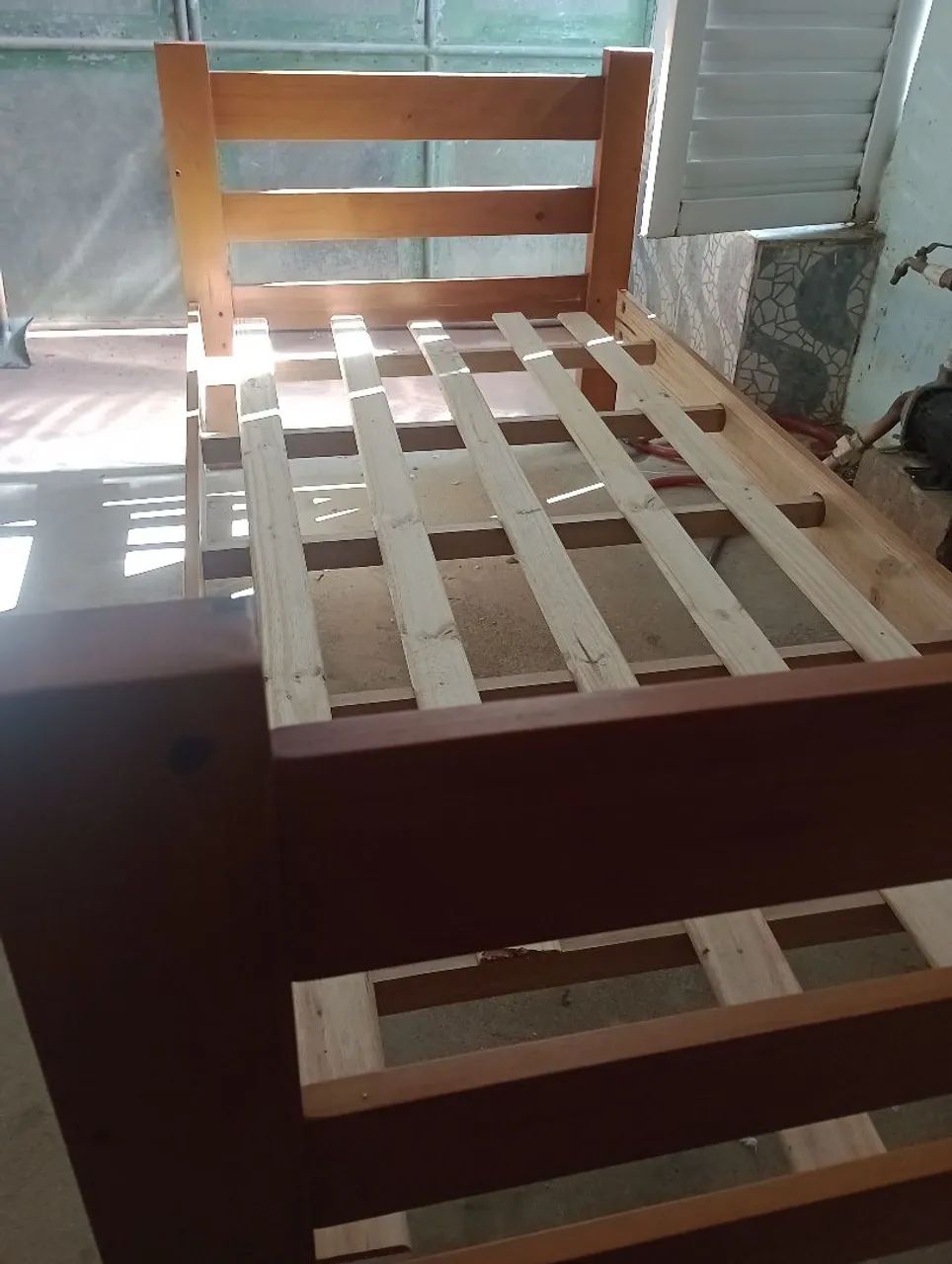 Vendo cama de solteiro madeira 