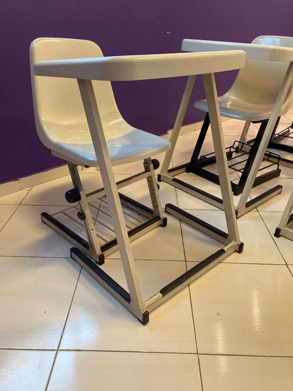 10 mesas e cadeiras para sala de aula.
