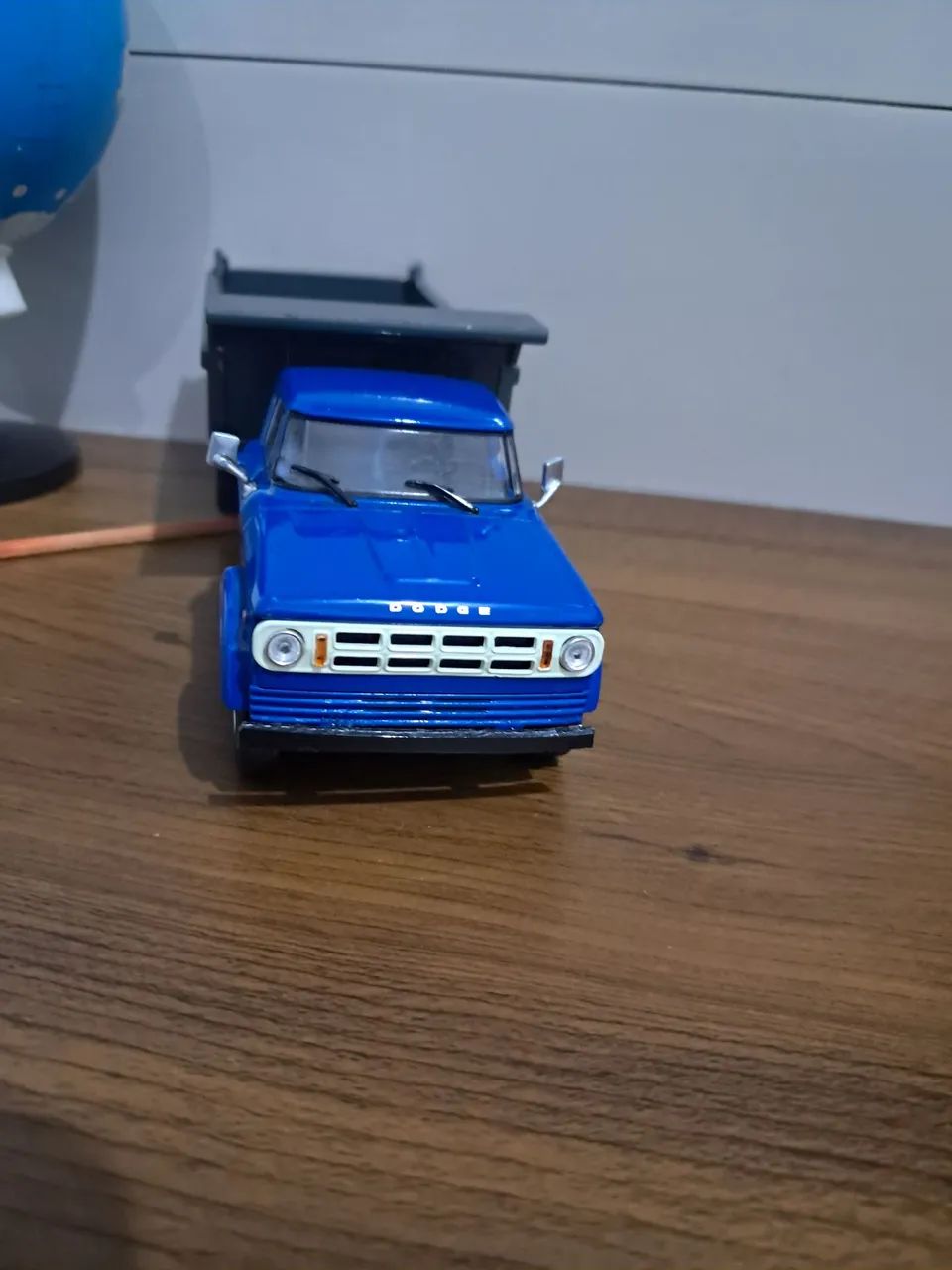 miniatura em escala 1:43 do caminhão Dodge D950 basculante (caçamba)