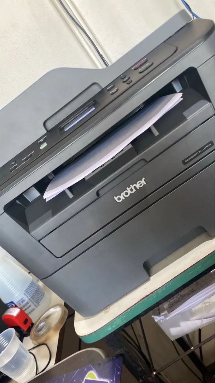 impressora multifuncional Brother, com scanner na parte superior.