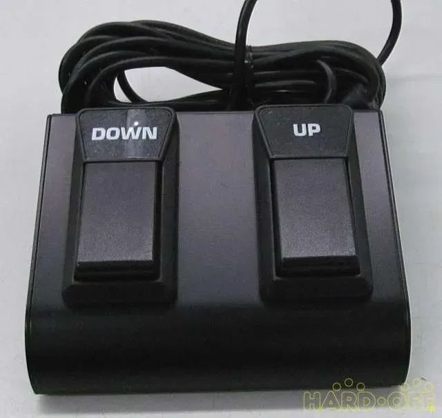 Gehringer Debuskさん専用.4 O Behringer FS112V BK (Black) é um footswitch duplo de construção