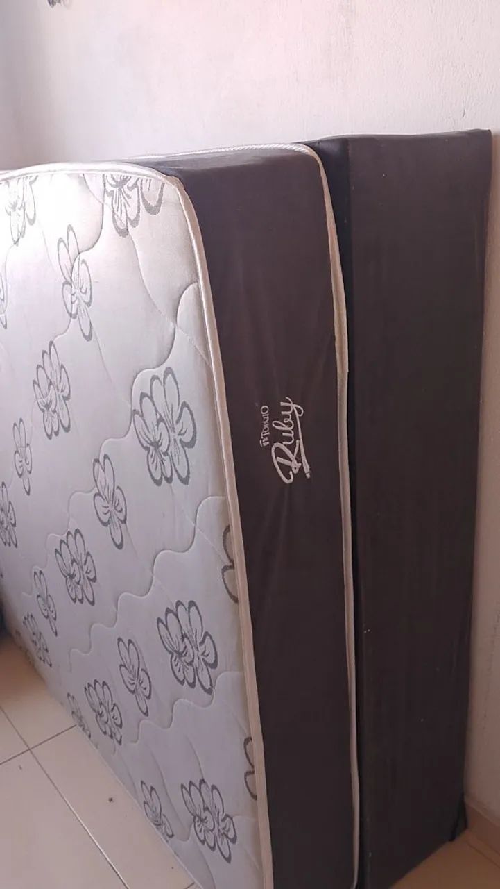 Cama de casal base e colchão tudo juntos