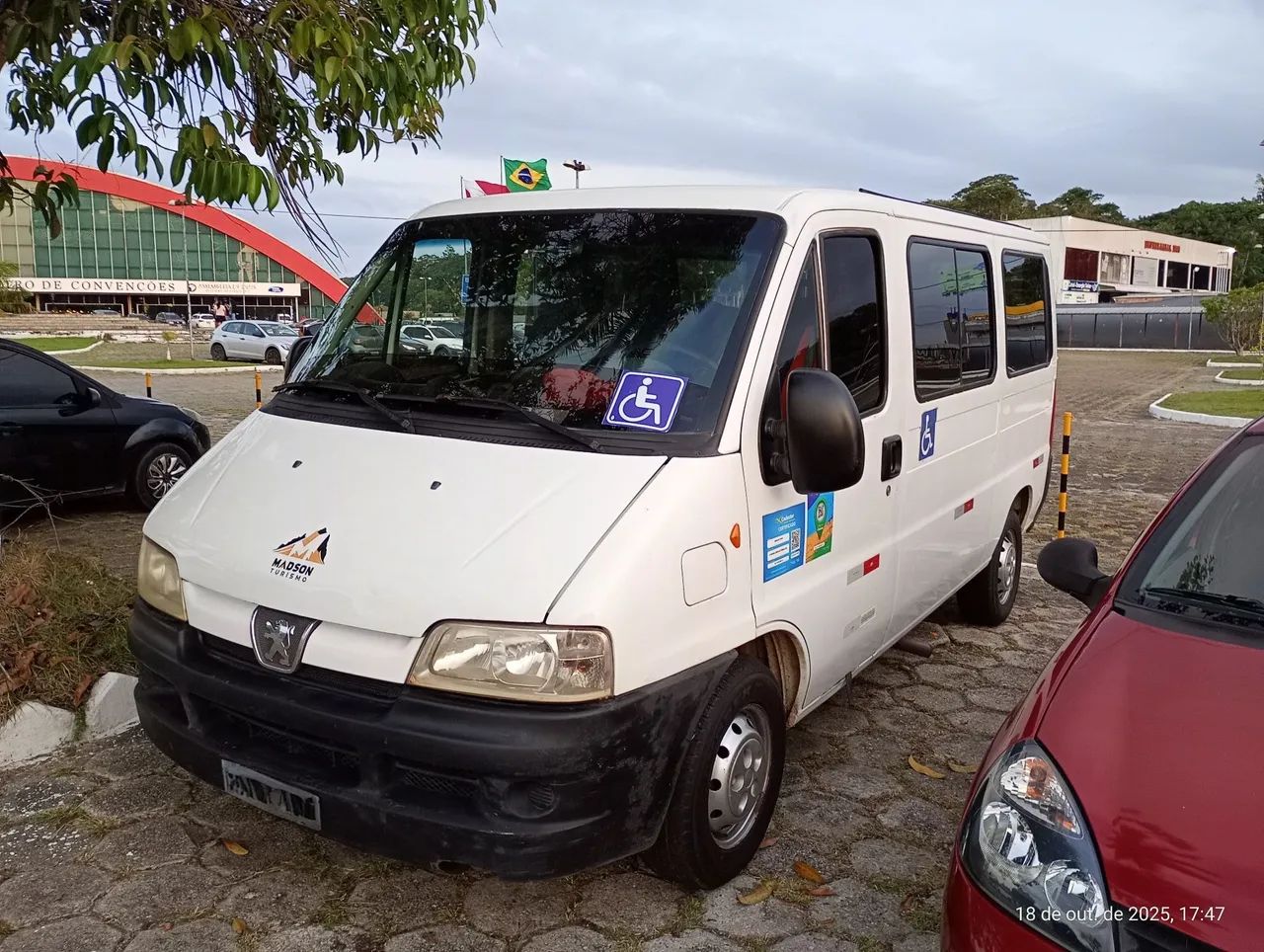 Freta-se  Van e ônibus (Madson Turismo) - Foto 3
