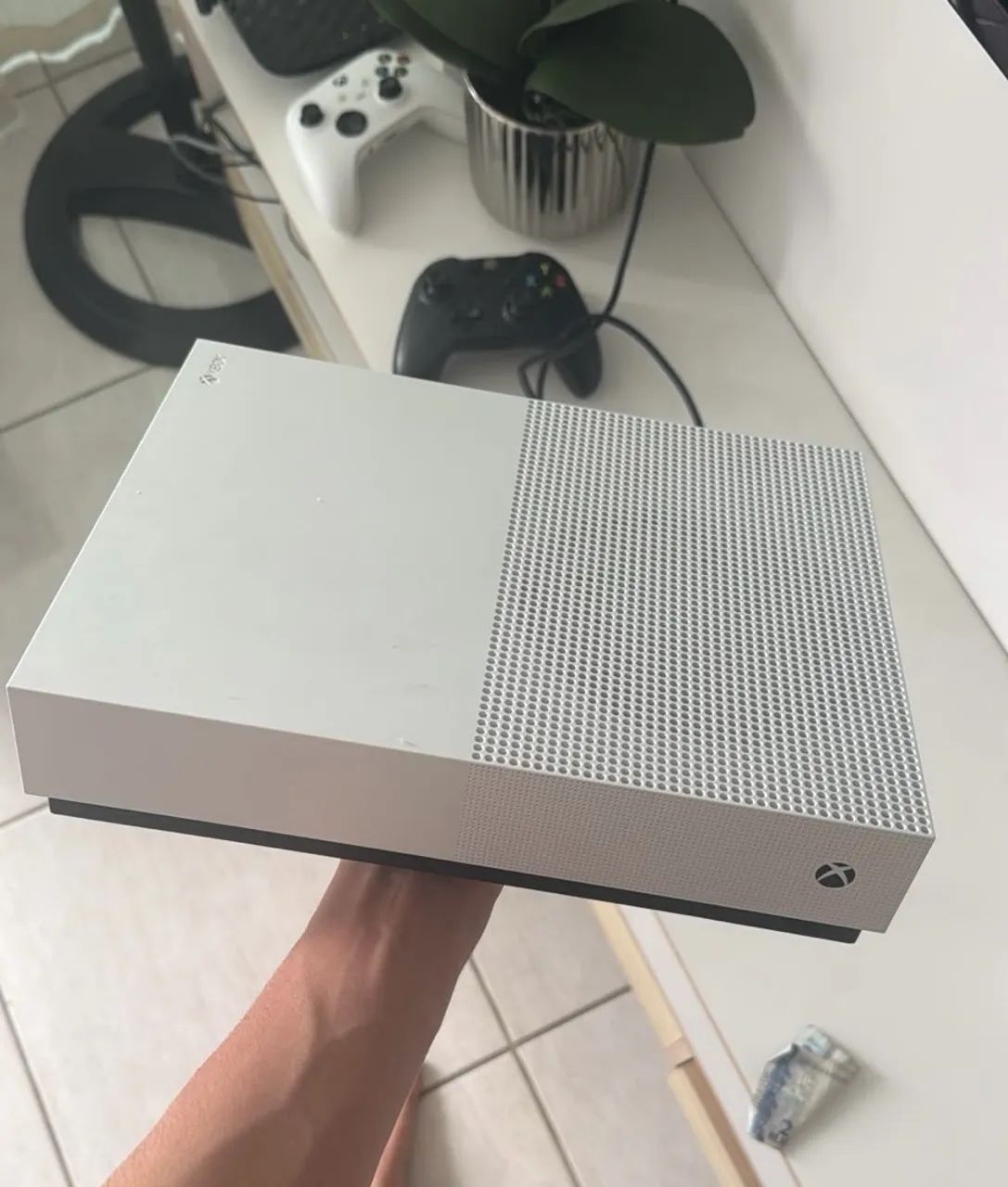 XBOX ONE S ALL DIGITAL 1TB (com 2 controles) - Foto 4