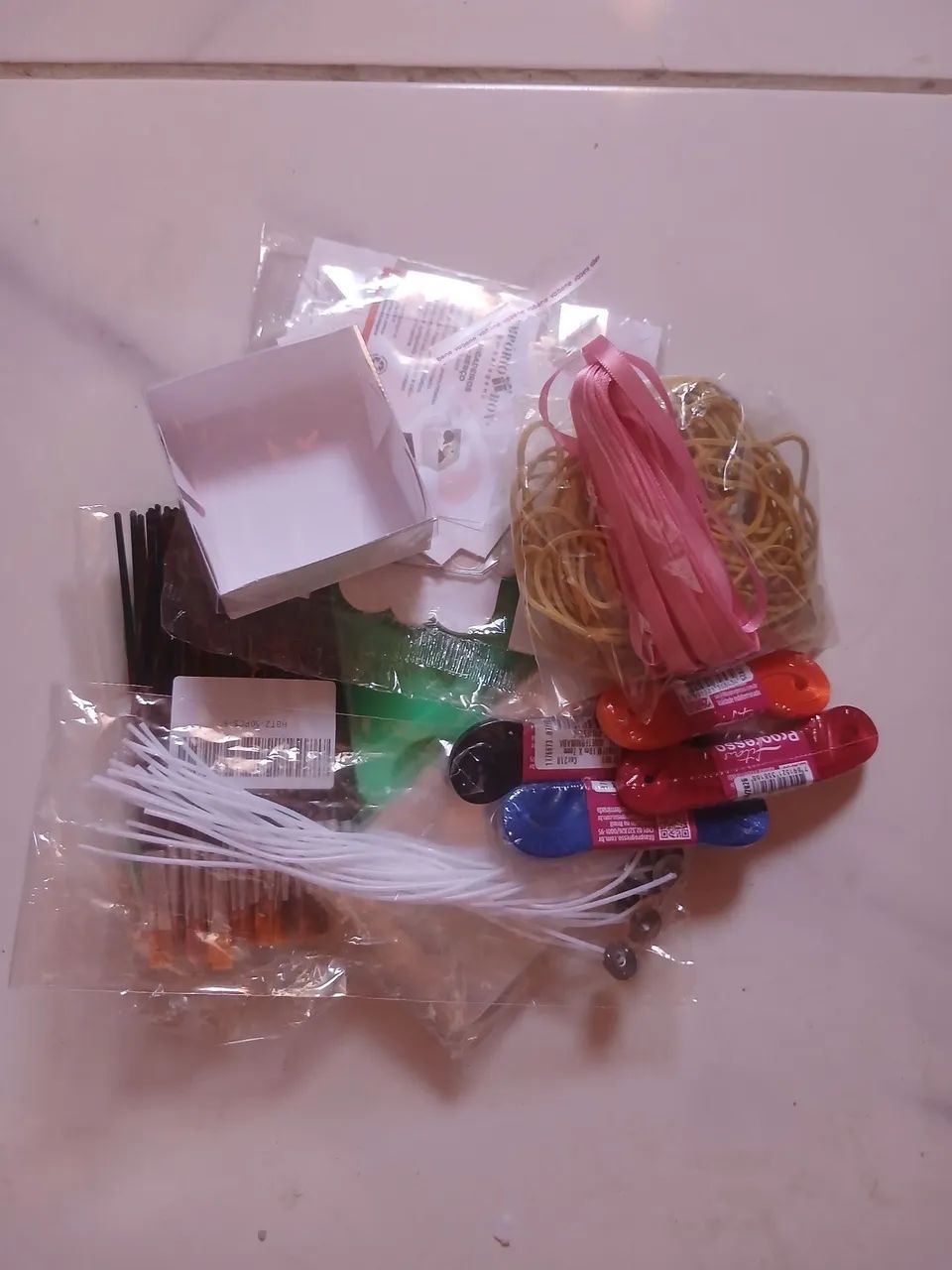 1 Caixa com Produtos de Artesanato Novos e Usados - Foto 6