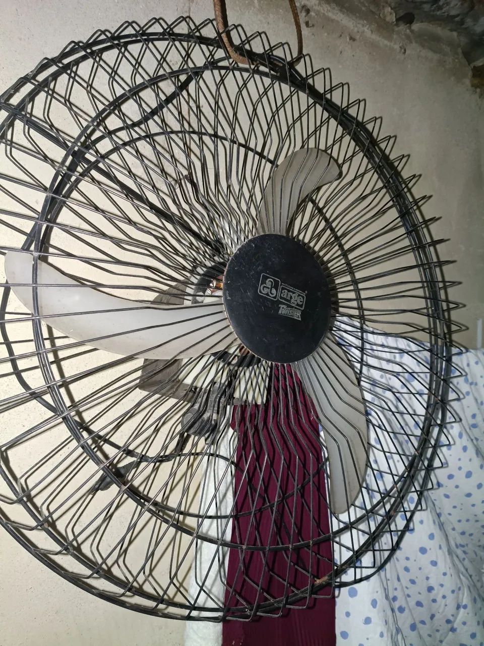 Ventilador de parede funcionando com tomada . - Foto 2