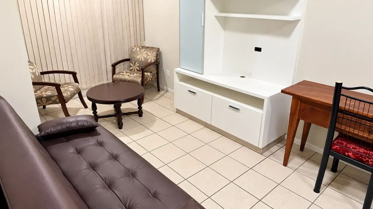 Apartamento mobiliado com 2 dormitórios a 600m do mar - Gaivotas/Ingleses - Foto 3