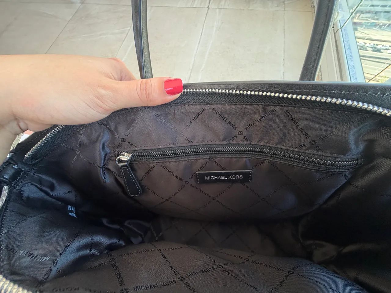 Bolsa Preta Nova - Michael Kors - Foto 4