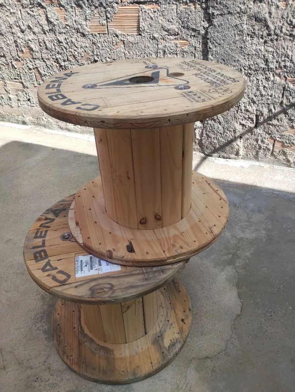 Bobina , mesa de madeira 